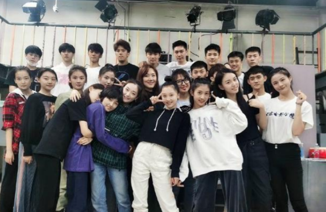 孙俪|孙俪妹妹北影上课站中心位，皮肤白美到显眼，张子枫拘谨蹲在角落