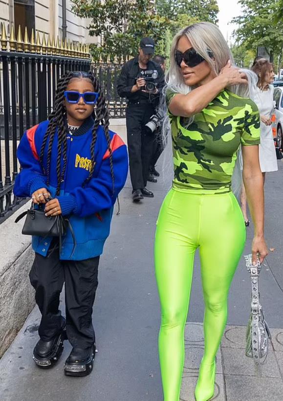 金·卡戴珊|NBA名媛卡戴珊再秀暴瘦身材,穿1.8万的紧身裤,网友:绿巨人?