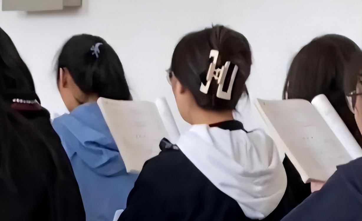 抗氧化 女大学生发型走红，00后觉得很是潮流，网友调侃：像极了70后大妈