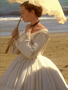 茜茜公主|新版《茜茜公主》中最惊艳的10条裙子：低调的奢华，不比老版的差 。