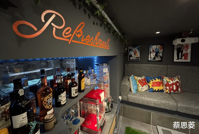 英国夫妇搬进一处房子,想要翻新地板,发现底下还有个地下室