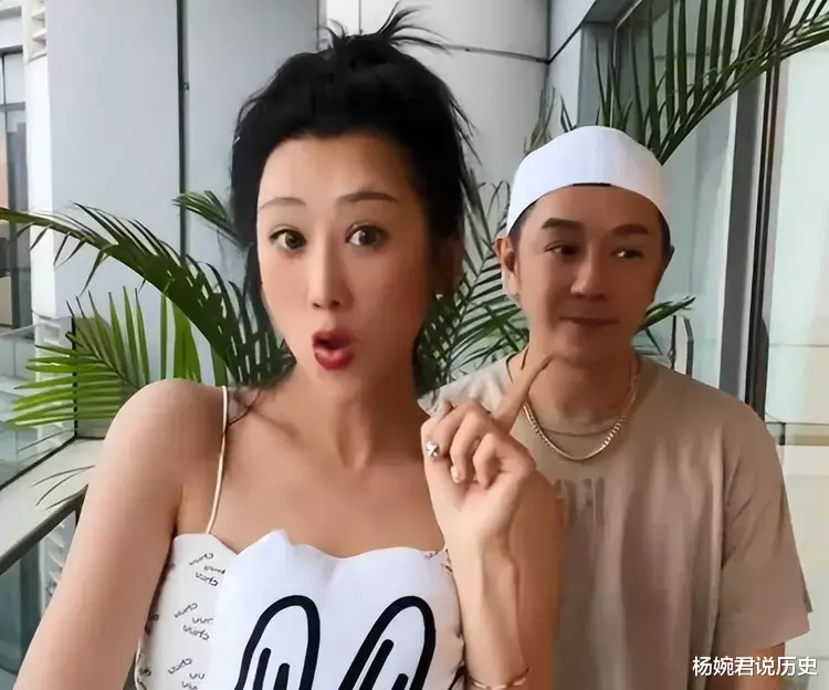 陈浩明|娱乐圈的表面夫妻,看似恩爱,实则貌合神离,婚姻一地鸡毛