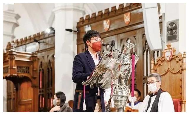 李嘉欣|李嘉欣12岁儿子太壮实,穿西装看赛马啤酒肚抢镜,像男版王诗龄