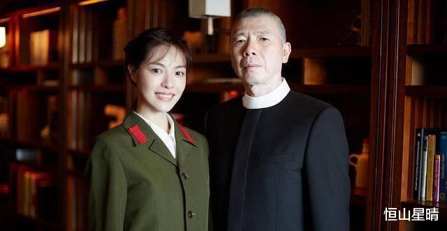 成龙|93年的她被冯小刚捧红，成龙接着再捧，年纪轻轻就深受大佬宠爱