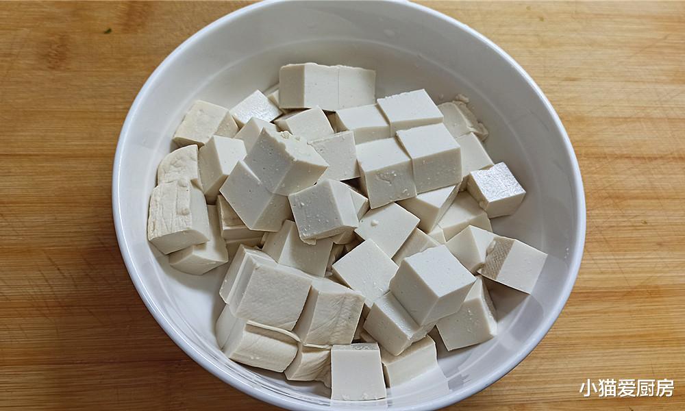 豆腐里边放入番茄和鸡蛋简直是绝配，简单一炖，开胃好吃，太香了