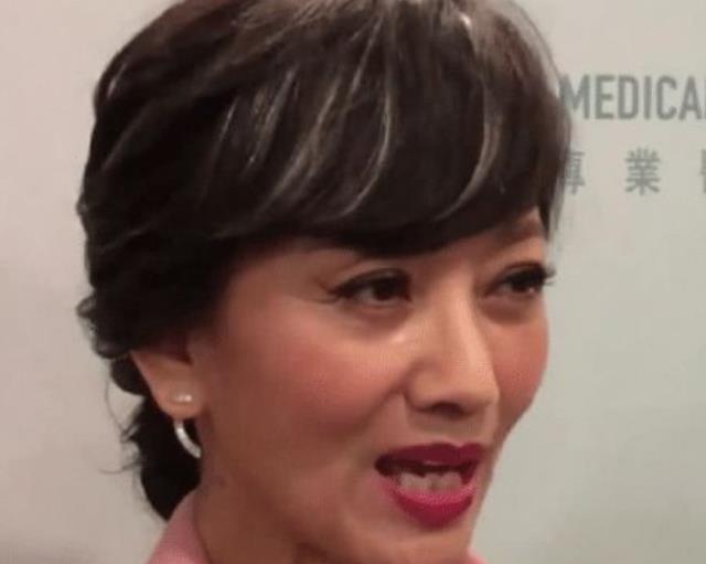 赵丽颖|赵雅芝放弃“装嫩”，恢复66岁该有的容貌，终于还是变成老奶奶