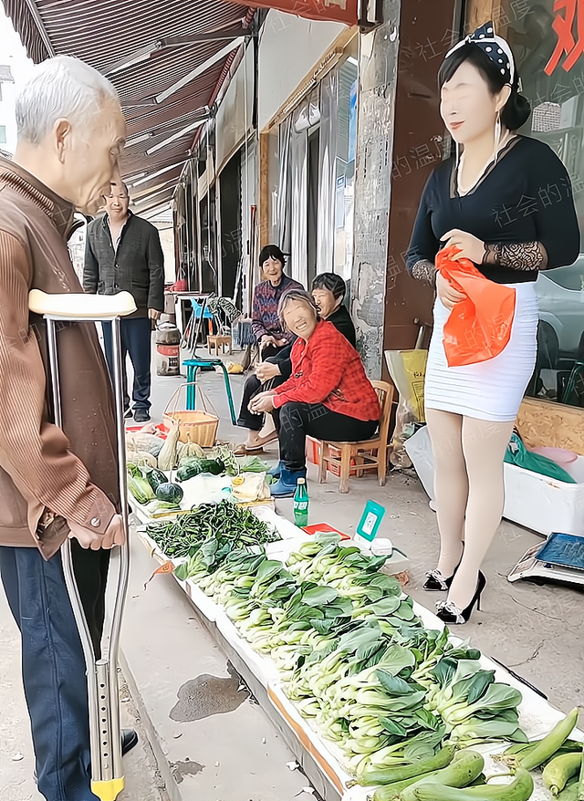 老板娘每天穿丝袜卖菜,73岁白发大爷成常客,边上的大妈眼神不善