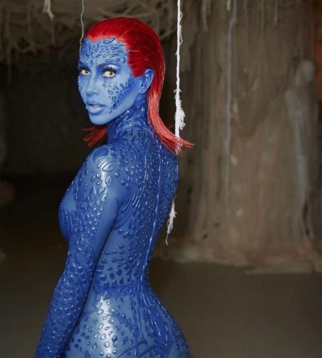 金·卡戴珊|卡戴珊好美，回到豪宅继续工作，打扮恢复正常，42岁身价已超10亿