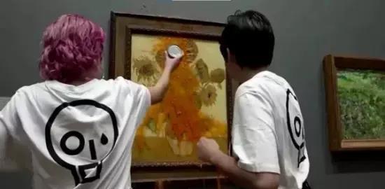 【英国】2女孩朝梵高名画《向日葵》泼番茄汁,画价值8400万美元