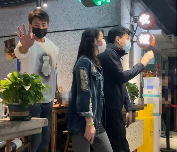 靳东|靳东带高挑美女吃火锅,二人全程有说有笑,助理帮忙阻挡路人镜头