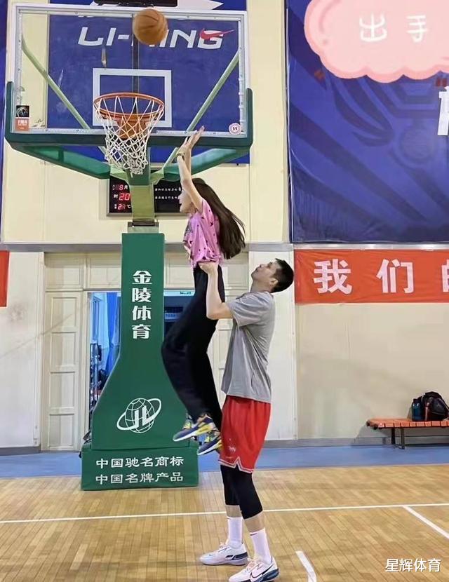 任骏飞|任骏飞携妻儿拜年！娇妻长相甜美是在读博士 儿子身高猛蹿将承父业