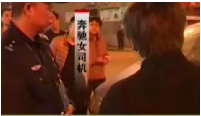 山西,太原。出租车一直开远光灯,奔驰女车主多次变光提醒却换来对方的报复