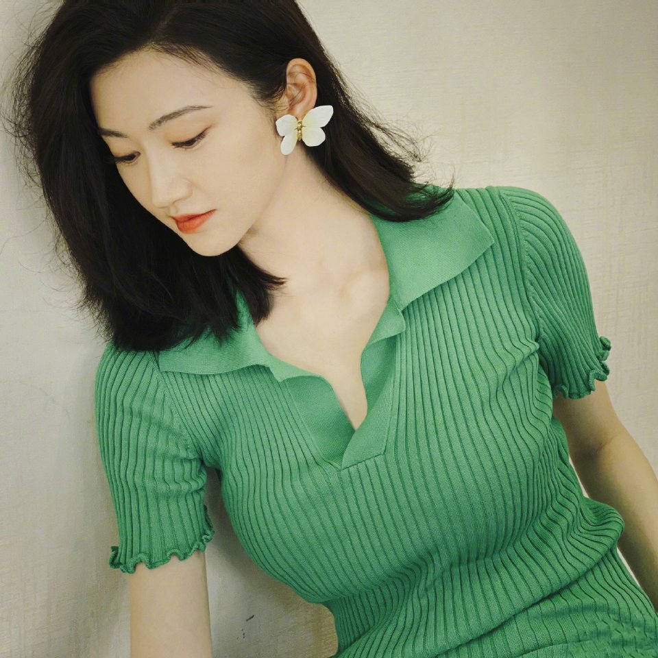 景甜|景甜就是春日的花朵吧，连蝴蝶都在留恋.