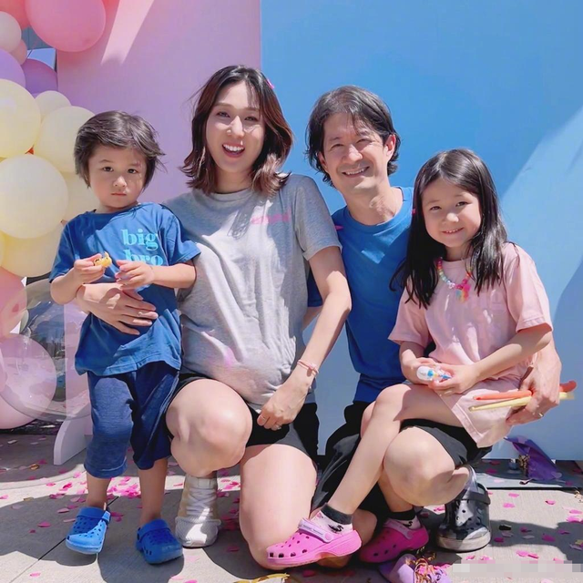 钟嘉欣|钟嘉欣三胎得女！女儿正脸曝光发量惊人，体重6斤7两脸蛋胖嘟嘟