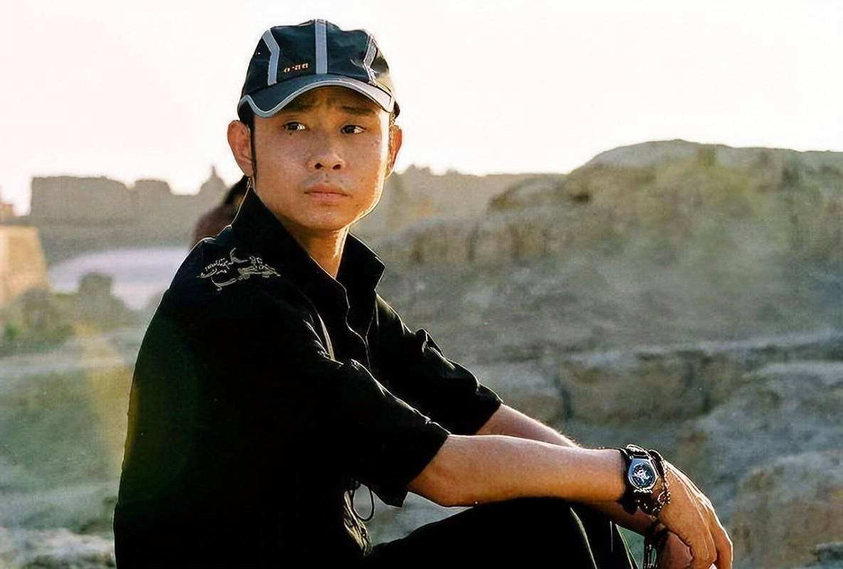 田震|销声匿迹的歌手：县城走穴、直播卖惨、不修边幅，风光早已不再