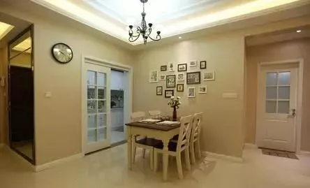 82㎡两居室，媳妇硬要玄关装镜子，阳台开放式，装修完才知实用