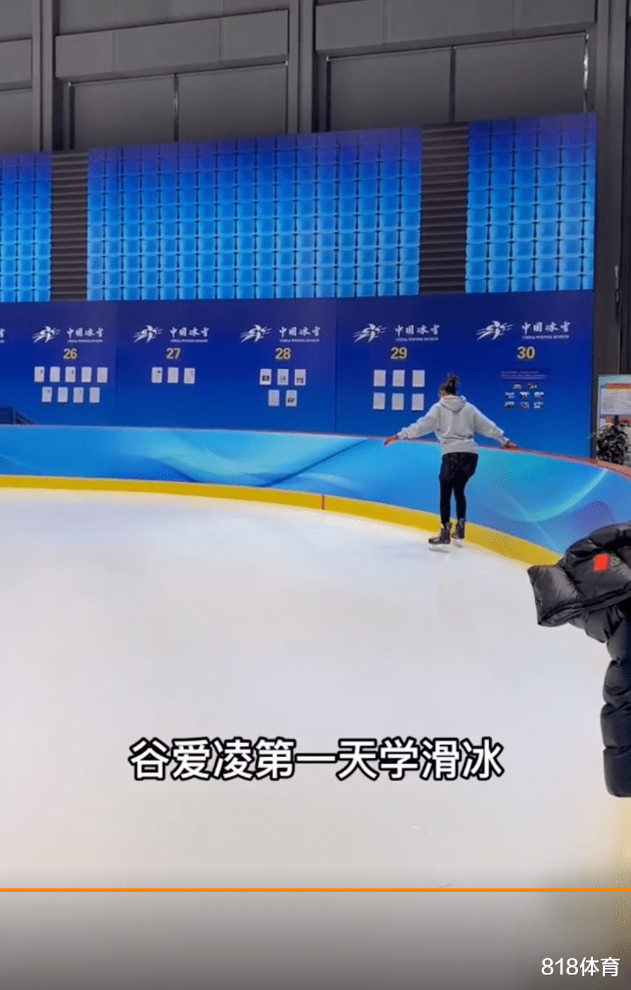 苏翊鸣|好甜! 谷爱凌苏翊鸣结伴学滑冰, 爱凌玩花滑进步神速, 还冲小鸣比心
