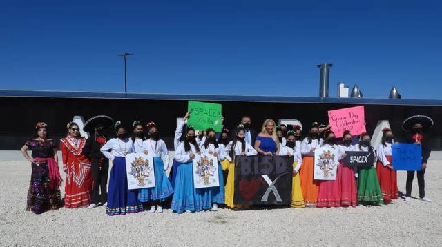 腾讯|马斯克接受布朗斯维尔学生的邀请，参加当地一年一度的嘉年华活动