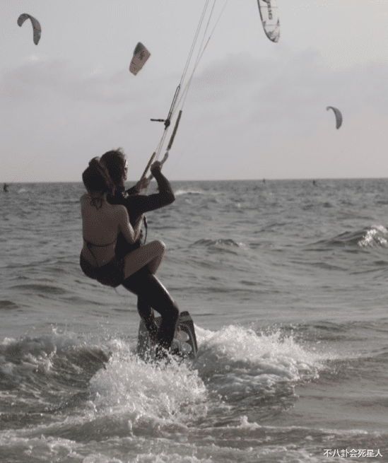 金晨|虎背熊腰or性感美背?这12位女星的背,让我看到“世界参差”