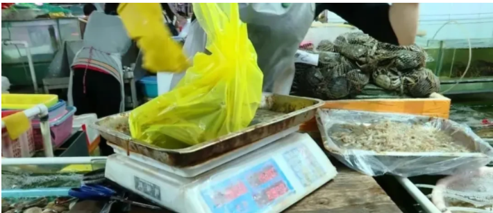 广西南宁,一女士到菜市场买螃蟹,因为不会挑,便让摊主帮忙挑了6只