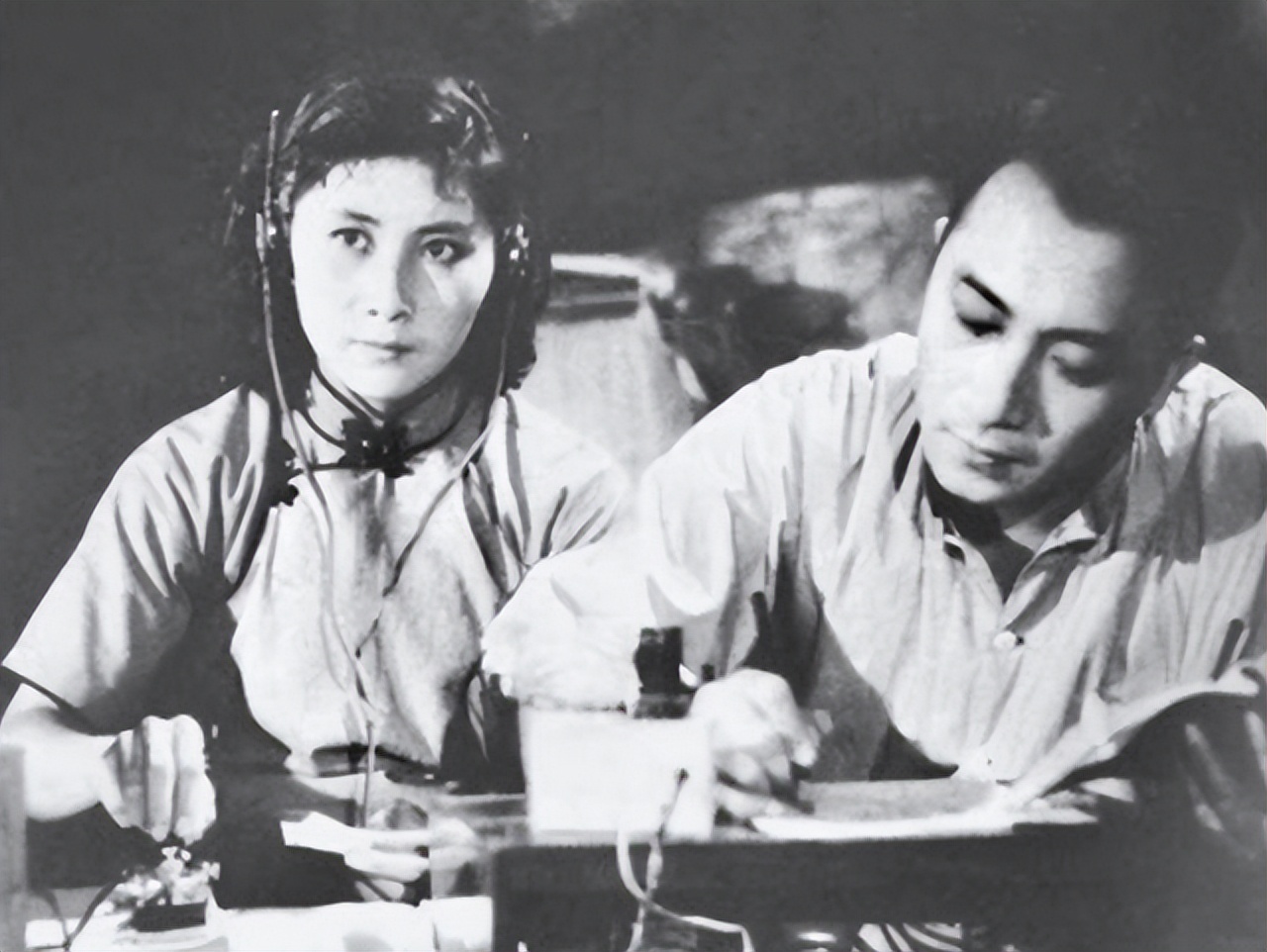 卧底夫妻假戏成真,妻子牺牲后丈夫不再娶,7年后“亡妻”找上门