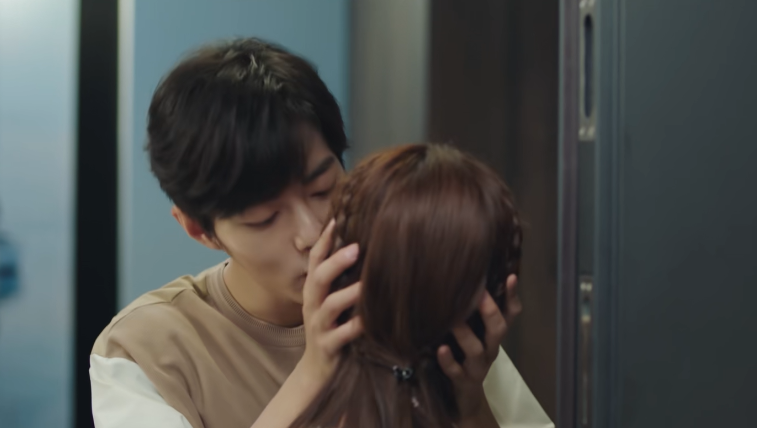 余生|《余生》高开疯走，男女主上演沙发壁咚，循环播放十遍姨母笑不停