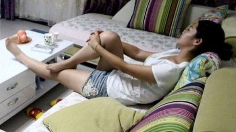 女子怀孕，给娘家报喜，母亲忘挂电话，听清父母对话，含泪堕了胎
