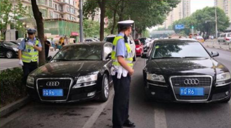 同款奥迪A8路上相遇,车牌号相撞,车主还长得一样
