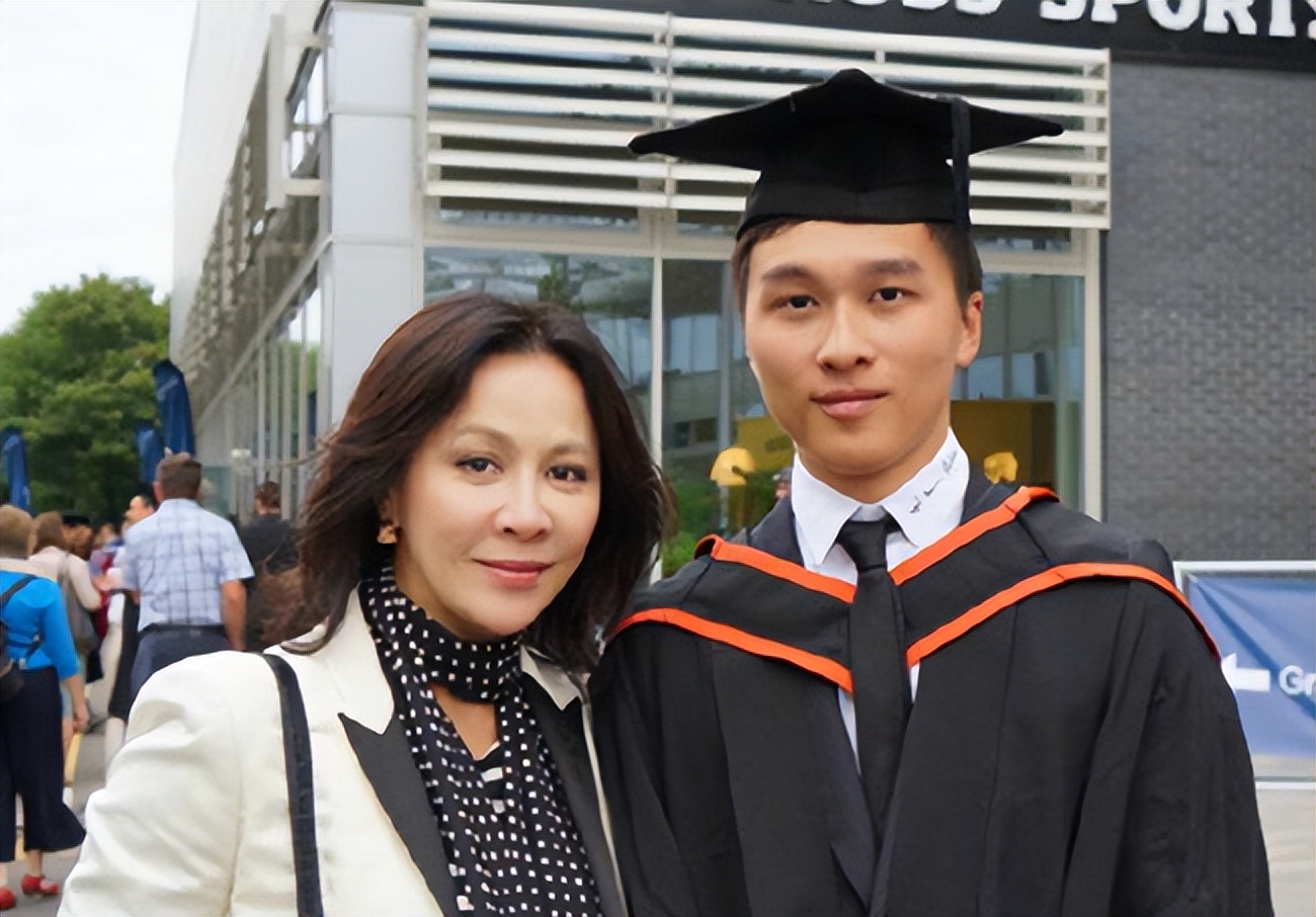 刘嘉玲|刘嘉玲晒祖孙三代全家福，为学霸侄子庆生，姑侄同框亲如母子