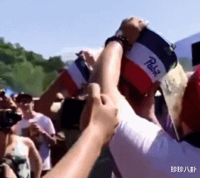 高级脸 “女孩子们以后穿裙子一定要注意点坐姿呀，这也太尴尬了！”哈哈哈哈