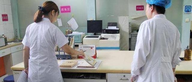 纪实：成都女子妇科检查后感觉下腹微痛，卫生间查看，发现塑料套