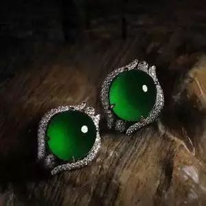 翡翠|?翡翠“飘花”和“满绿”,你会选哪一个?