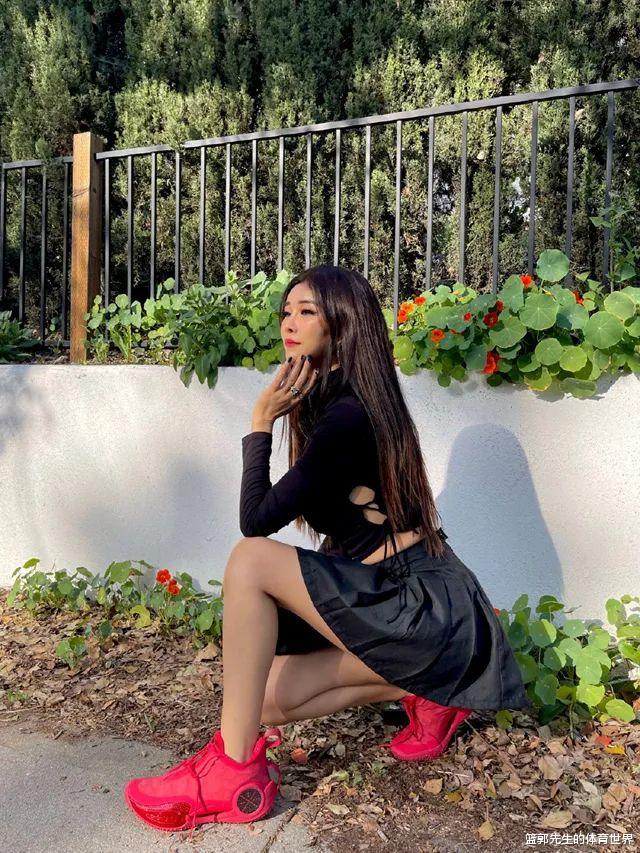 周玲安|美女篮球记者周玲安晒照，身材无可挑剔，不愧是国产卡戴珊