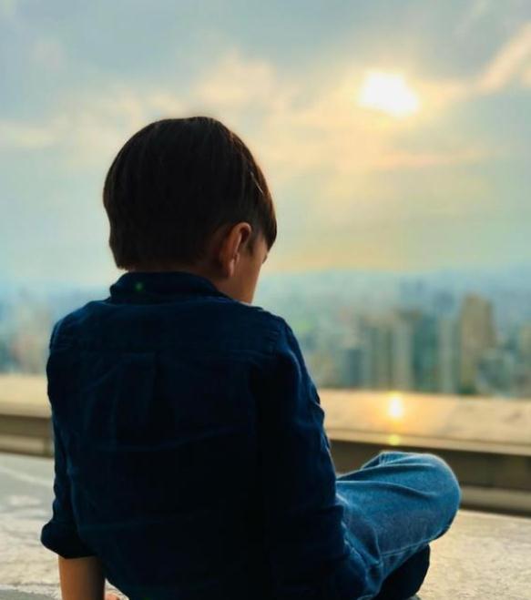 月球陨落|周杰伦晒儿子照片,网友:快出专辑,不要塌了!