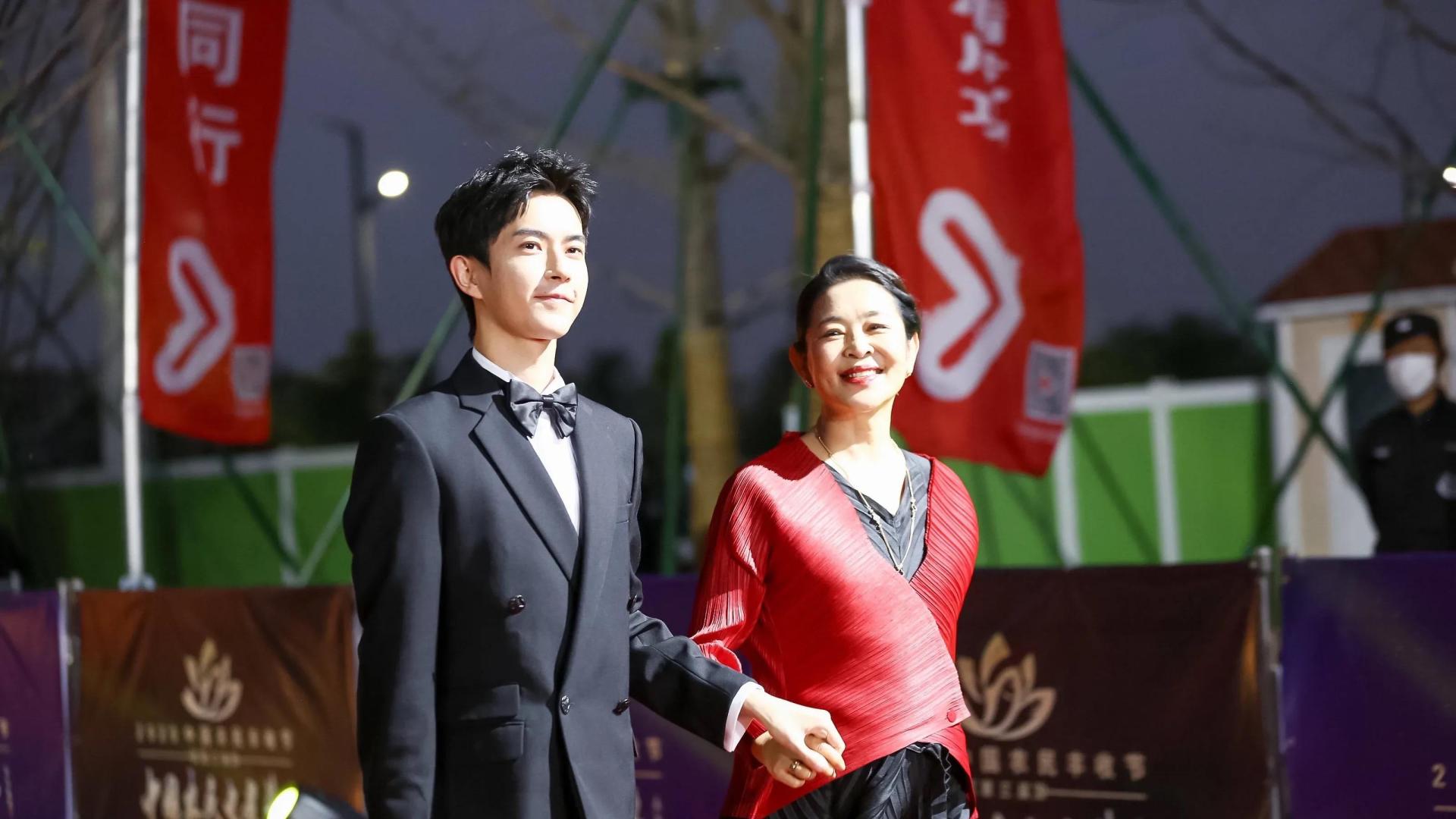 林心如|倪萍才是“逆生长”，穿黑裙配红衫状态饱满，一点不像花甲老人