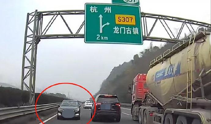 扣12分!63岁老汉“高速逆行”撞车,家属:他还把老婆忘医院了!
