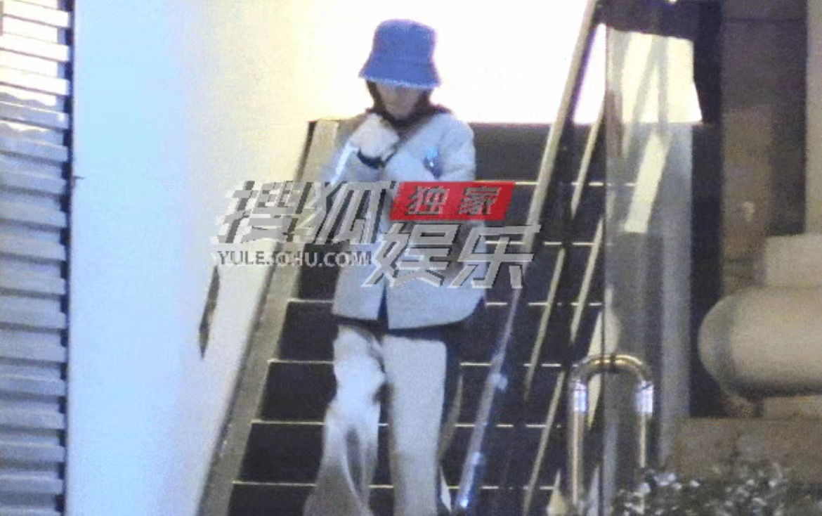 鲁豫 52岁鲁豫独自外出做美甲，身形圆润眼神高冷，打扮靓丽宛如少女