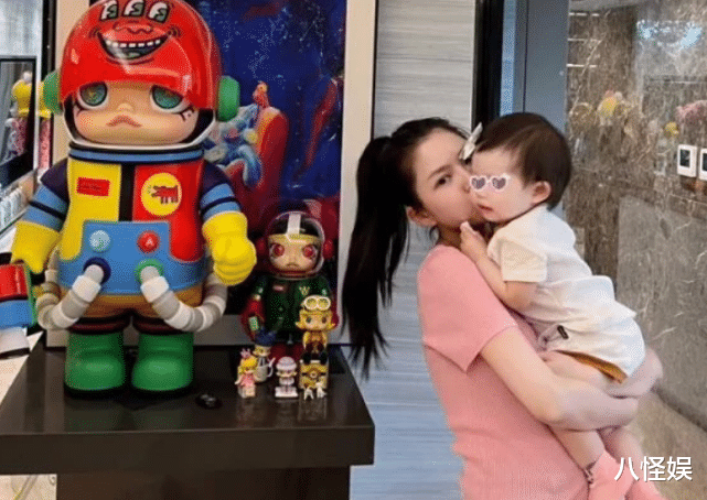 王灿|杜淳与女儿牵手遛弯，小蛋饺嘴巴被吐槽不好看，王灿急切护女