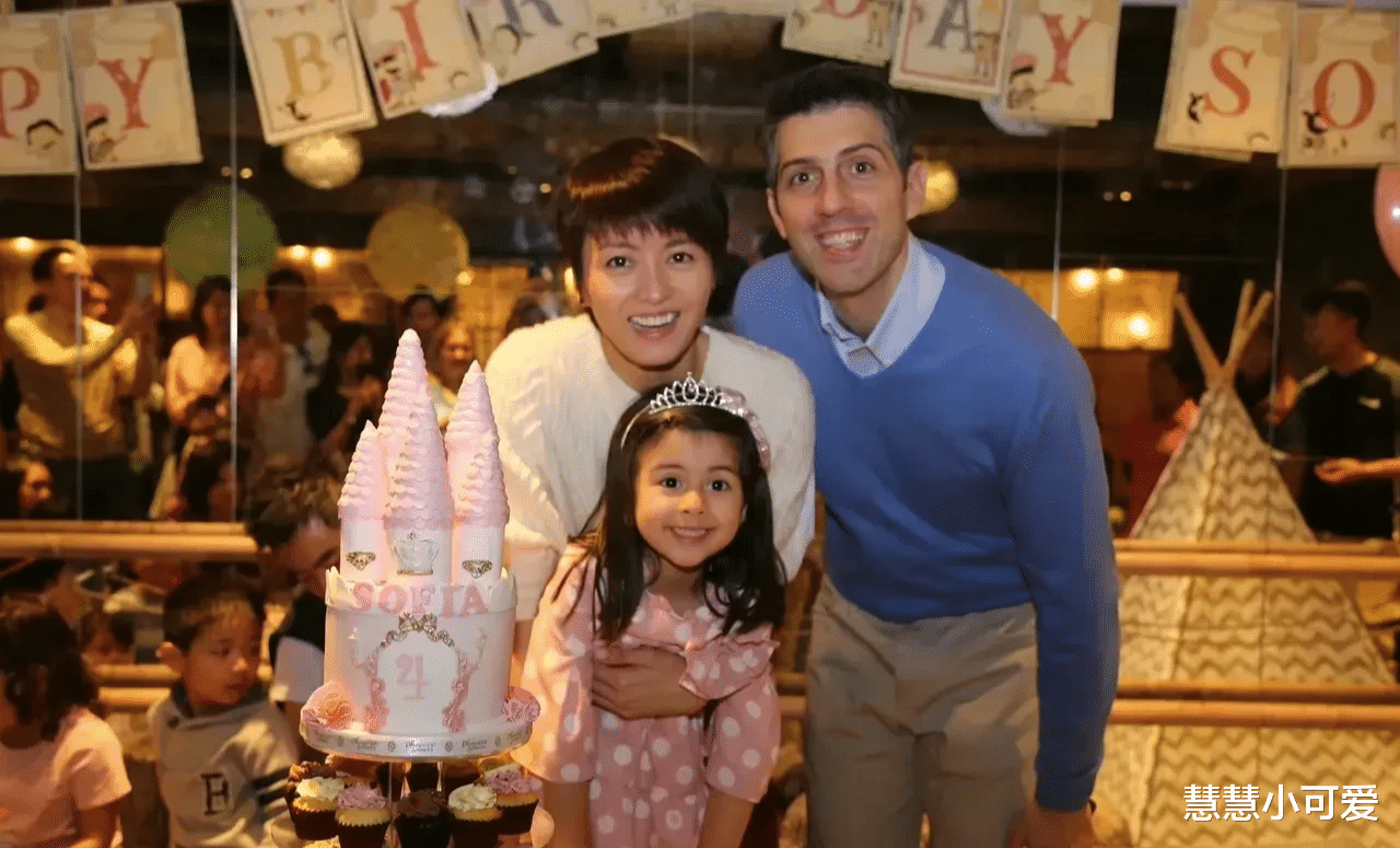 梁咏琪|梁咏琪罕晒全家福！46岁的她素颜出镜还像学生妹，外籍老公一脸宠溺真温柔