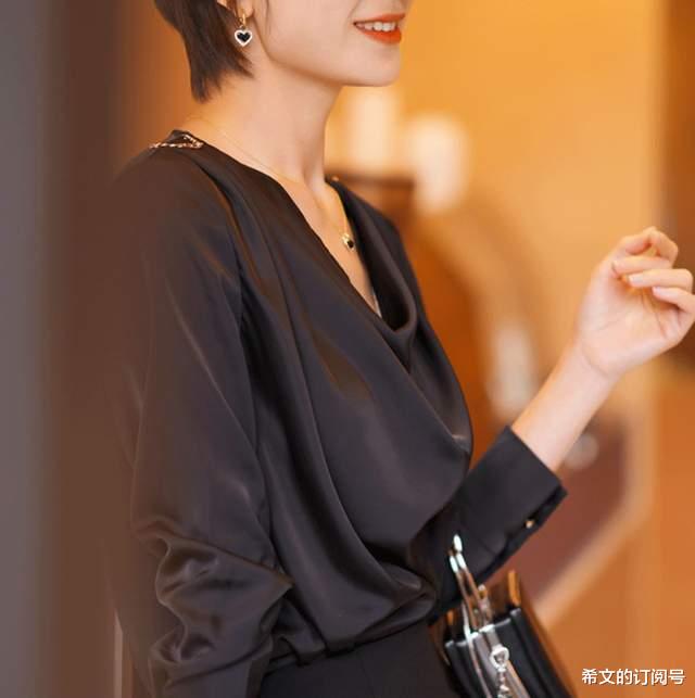 穿衣搭配|春季御姐范穿搭,高级黑色荡领衬衫