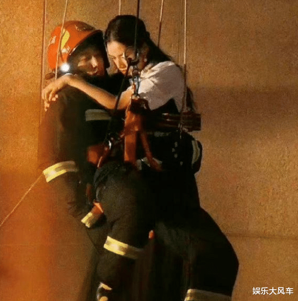 黄景瑜|黄景瑜张婧仪首合作！女方疑耍大牌用替身，男扮女装怀中抱太辣眼