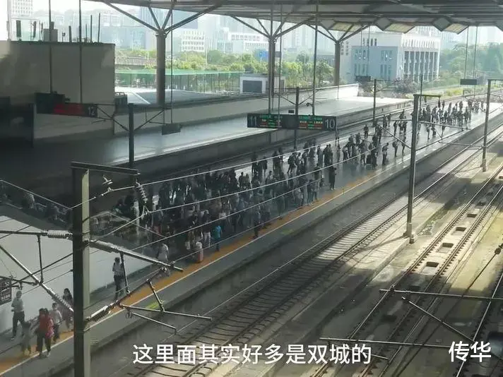 苏州女孩每天坐高铁到上海上班,网友:通勤时间竟比同城的我还短