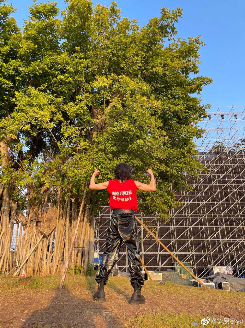 华晨宇|歌王华晨宇加盟冬梦之约，身穿粉色滑雪服，化身“公园小抢手”