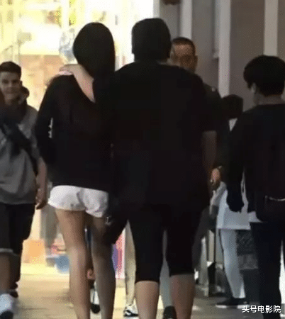 李连杰|59岁李连杰模样大变!双眼皮怪异,脖子肿,淡出影坛20亿都给老婆