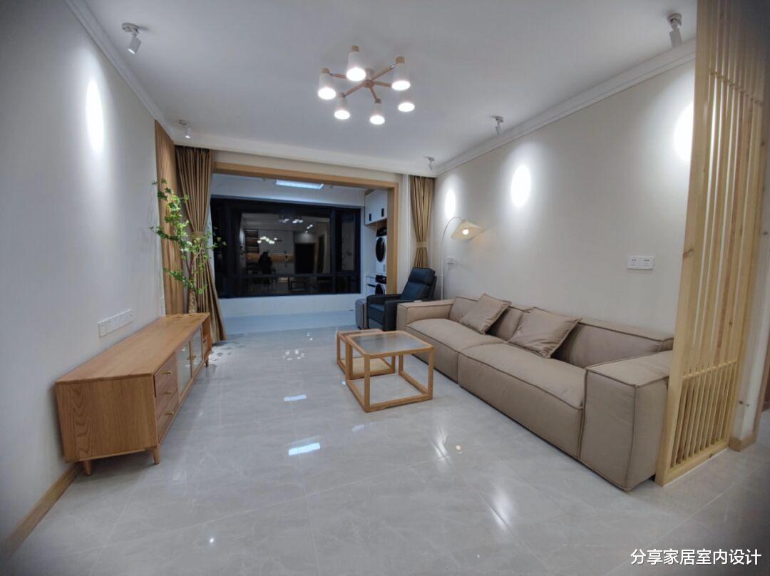 看她家极简原木风，全屋基本不做吊顶，过道设计嵌入式柜子很实用