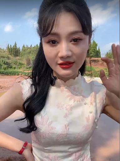 章泽天|唐小鱼首播引争议，与闺蜜胸部紧贴爷爷胳膊，网友：赶紧封杀