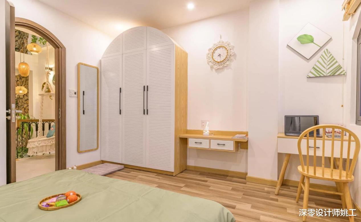 4层联排别墅局部有天井，借助大型灯具做错层，照顾到每层楼梯照明