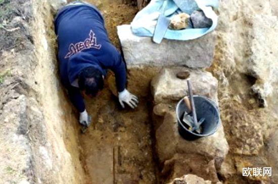 意大利考古学家进行挖掘 发现古代头盔和神庙遗址