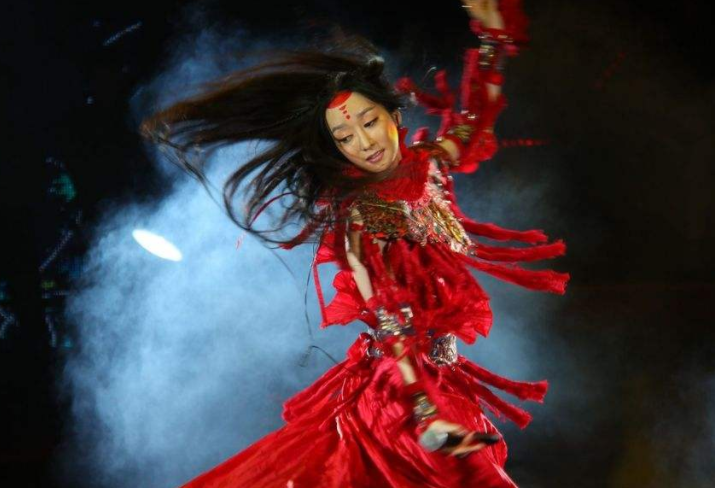 萨顶顶|萨顶顶：卸妆后神婆秒变女神，网友感叹：早这样早就红了