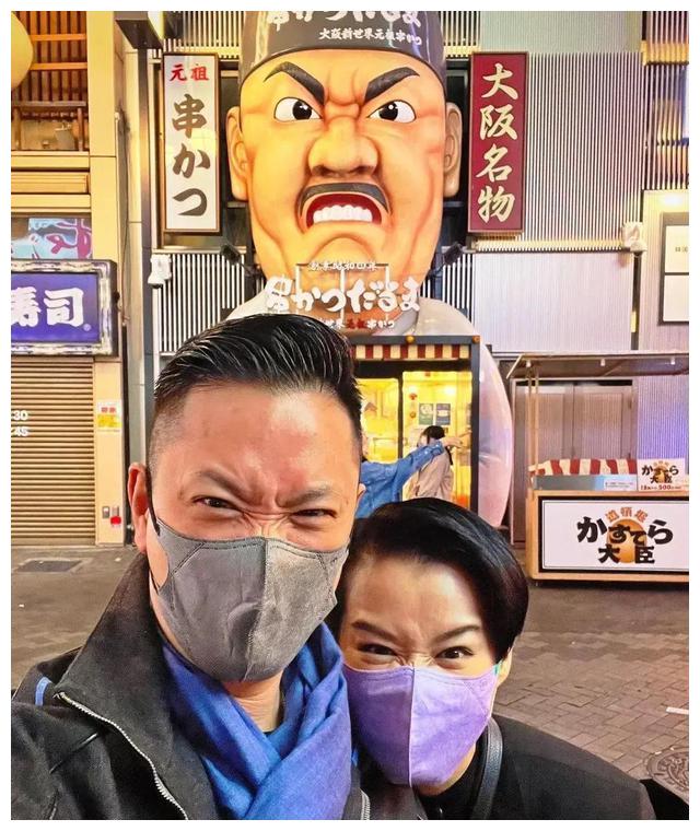 胡杏儿|胡杏儿老公晒三个儿子萌照,兄弟三人长得太像,模仿李小龙超可爱